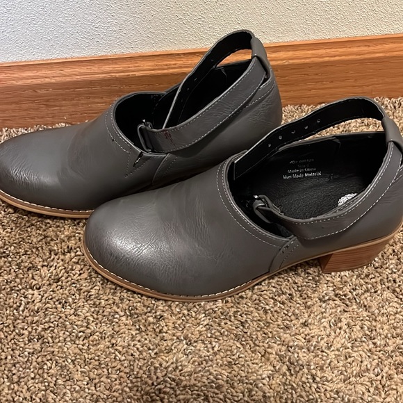 NWOT shoes gray from Macys. - Picture 3 of 4